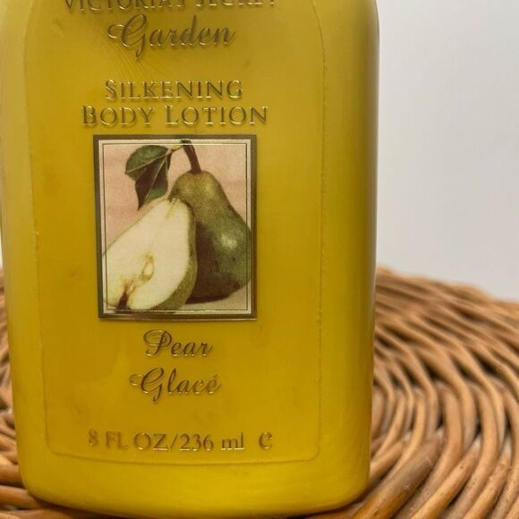 Victoria's Secret Garden Silkening Body Lotion Pear Glace Yellow 8 fl oz/236 ml - Picture 2 of 6